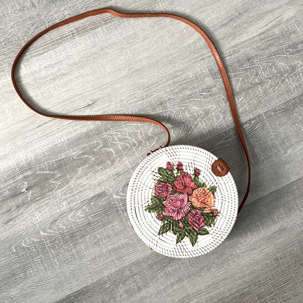 Adorable vintage crossbody or shoulder purse.